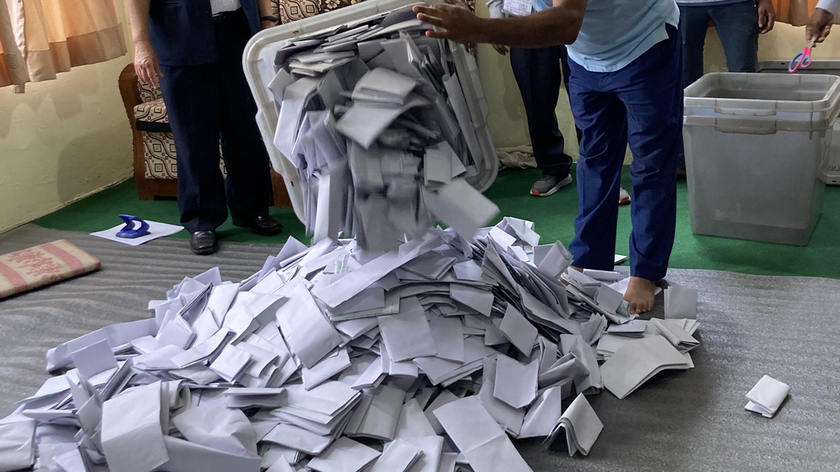 स्याङ्जा २ र बाजुरामा पुनः मतदान नगर्ने आयोगकाे निर्णय, मतगणना थाल्न निर्देशन